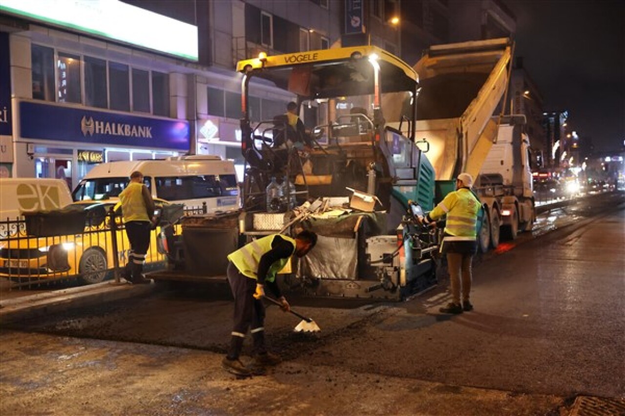 Bayrampaşa'da yollar yenileniyor