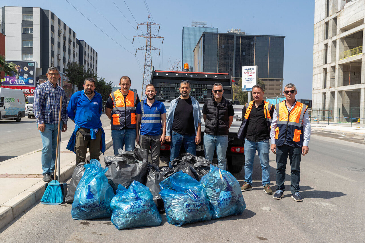 İzmir'de her gün 850 işçi 2 bin kilometrelik güzergahı temizliyor