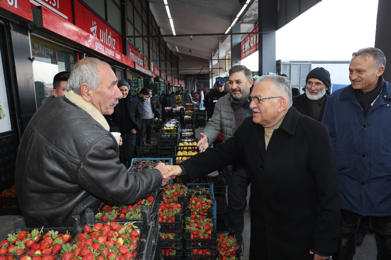 Başkan Büyükkılıç, Kayseri Hali'ni ziyaret etti