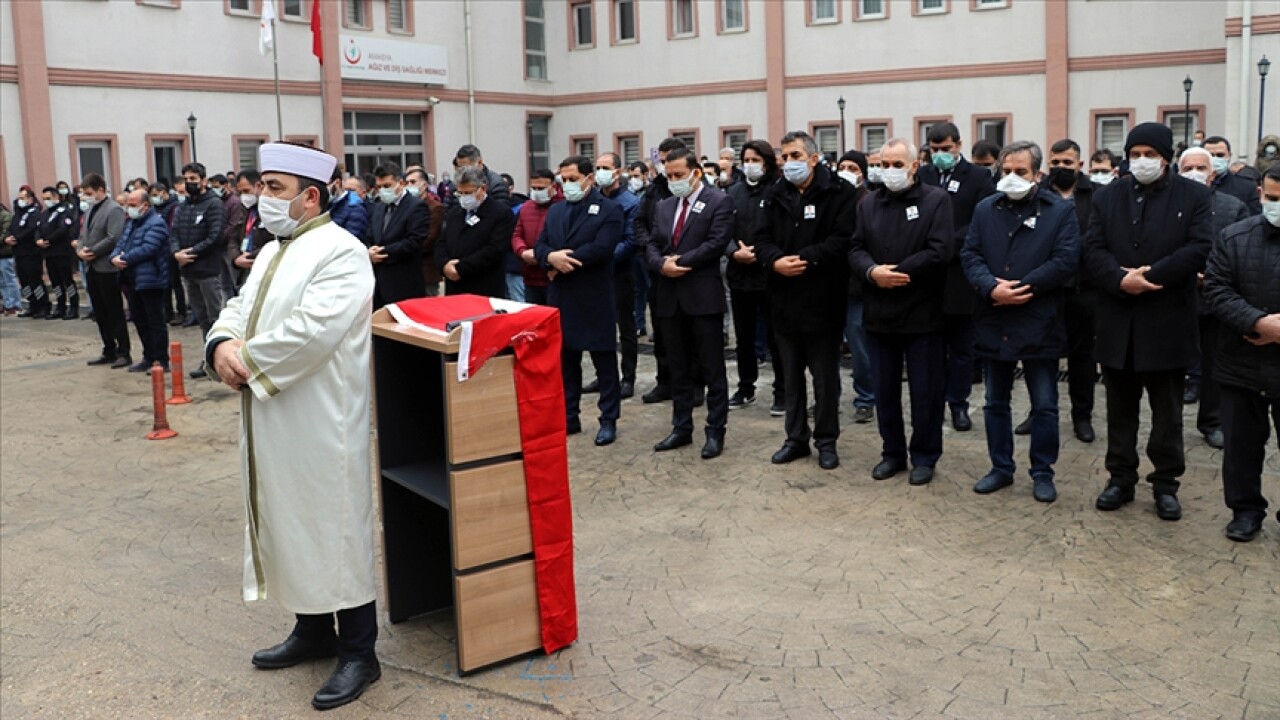 Amasya'da Kovid-19 nedeniyle yaşamını yitiren sağlık çalışanı son yolculuğuna uğurlandı