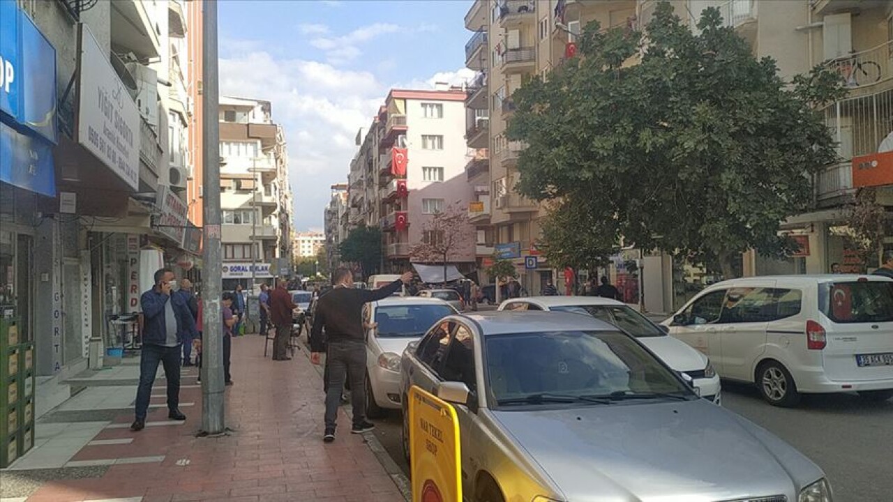 İzmir'deki depremin ardından Manisa'da bir apartman tahliye edildi