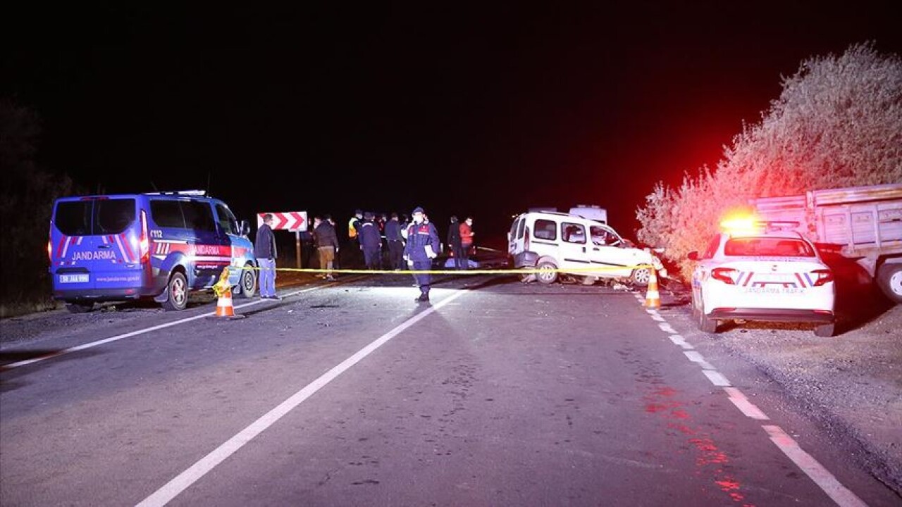 Ambulansı sollamaya çalışan otomobil karşı yönden gelen kamyonetle çarpıştı: 4 ölü, 3 yaralı