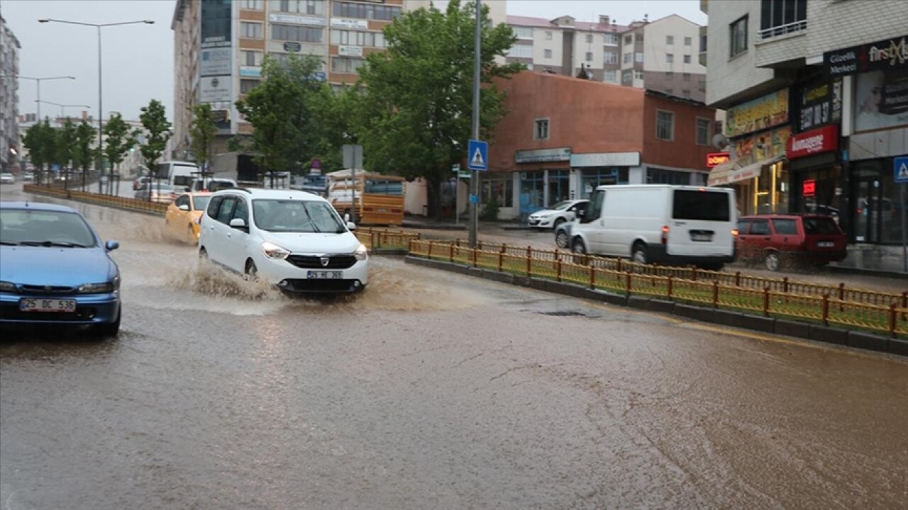 Erzurum'da sağanak nedeniyle vatandaş ve sürücüler zor anlar yaşadı