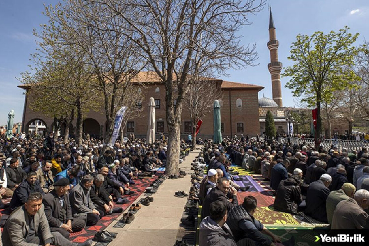 Camilerde ramazanın son cuması kılındı