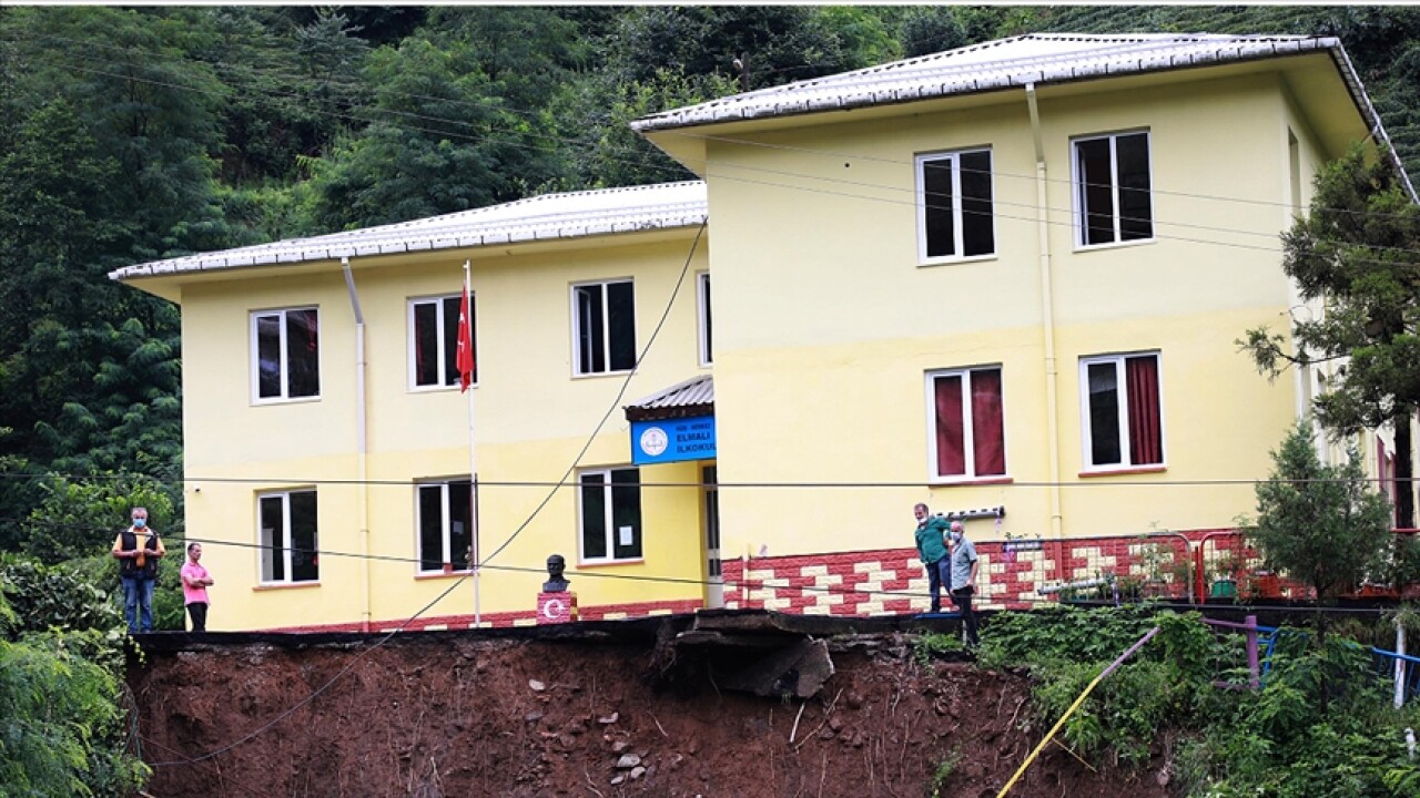 Rize'de heyelan nedeniyle bir okulun bahçesi çöktü