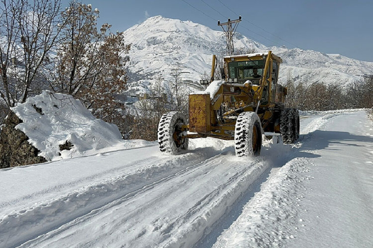 Hakkari'de kardan kapanan 43 yerleşim biriminin yolu açıldı