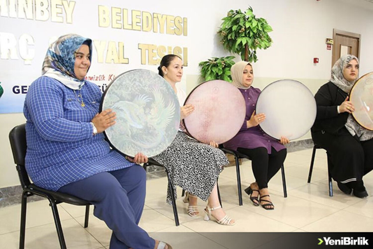 Tarlada yorulan Gaziantepli kadınlar katıldıkları kursta erbane çalmayı öğreniyor