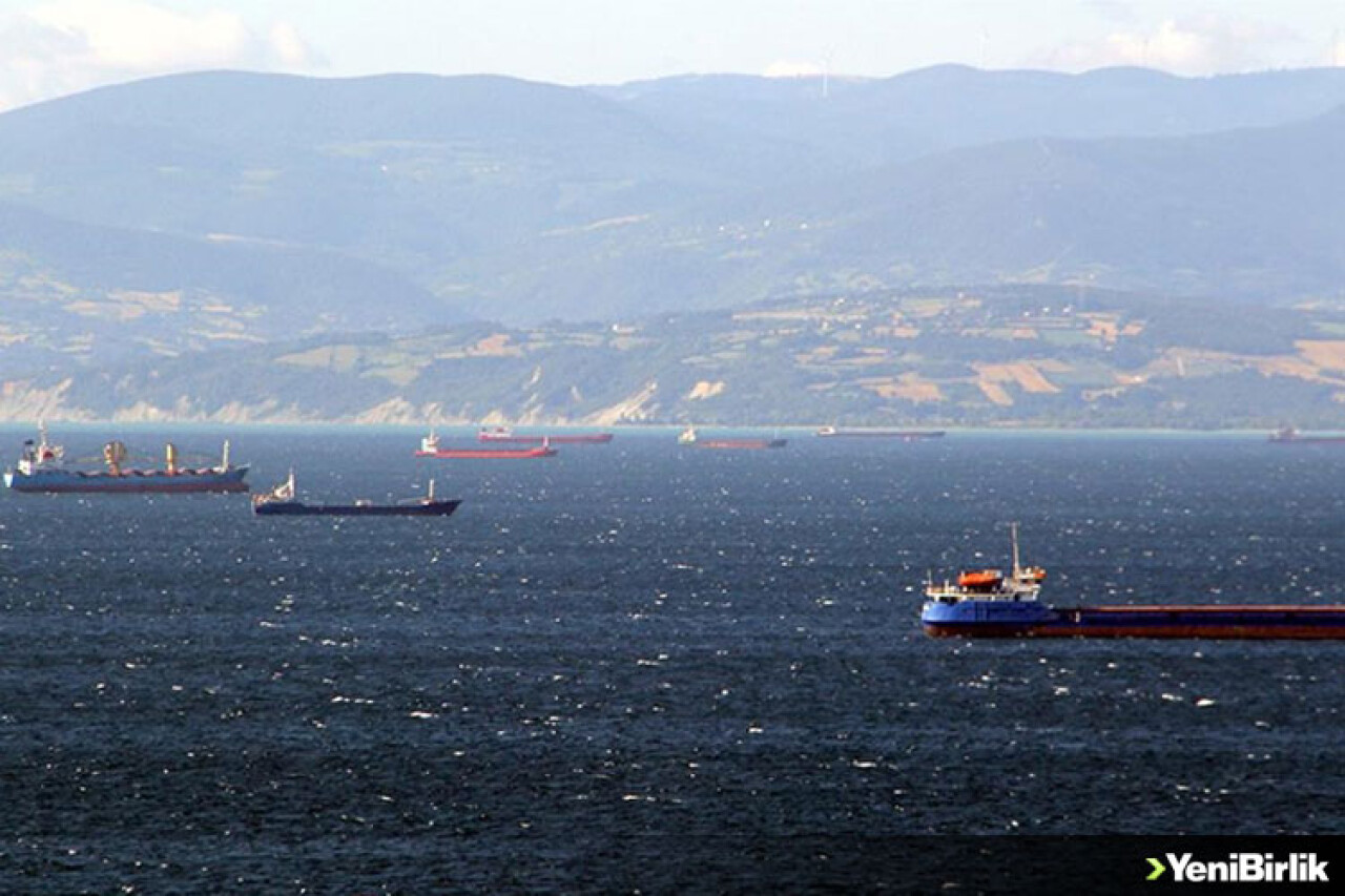 Sinop'ta kuvvetli rüzgar nedeniyle gemiler limana sığındı