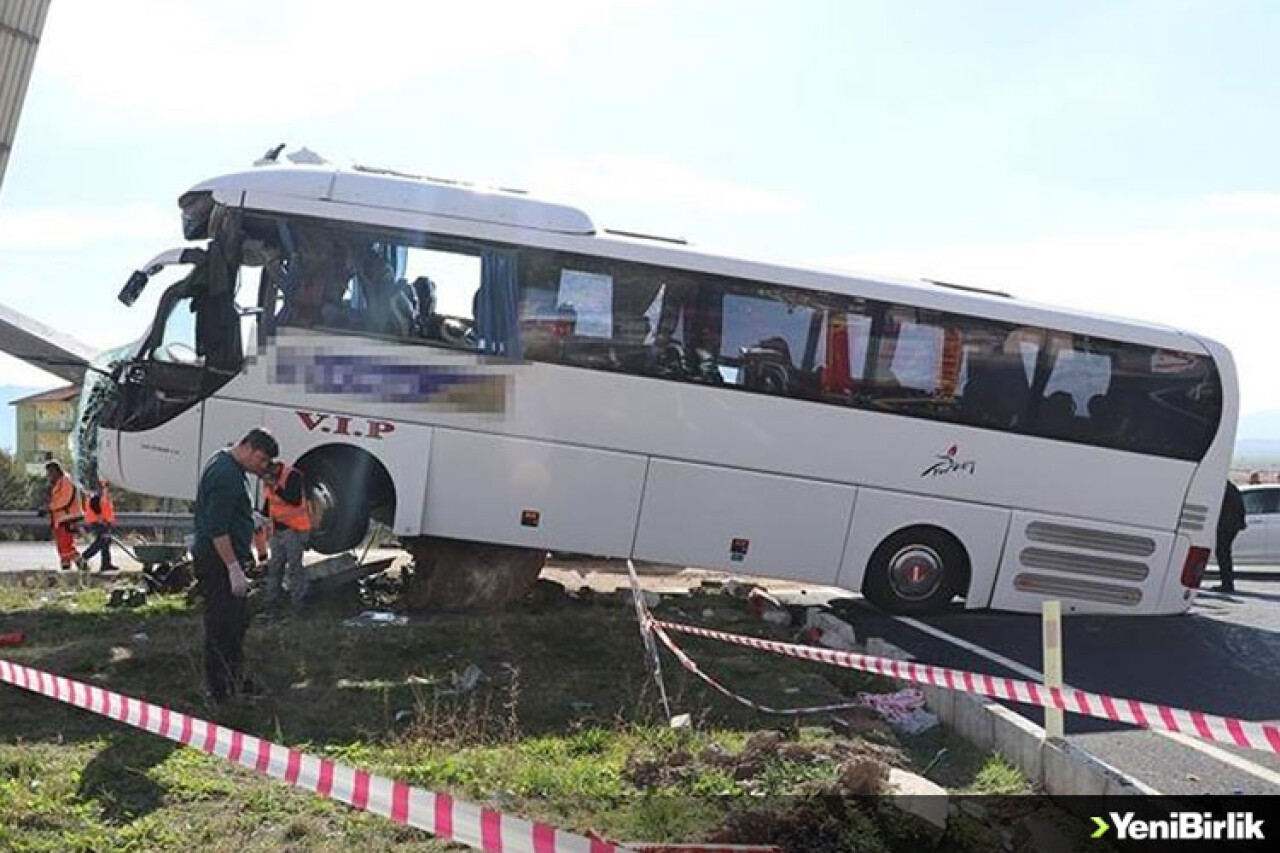 Denizli'de turistleri taşıyan otobüsle otomobil çarpıştı