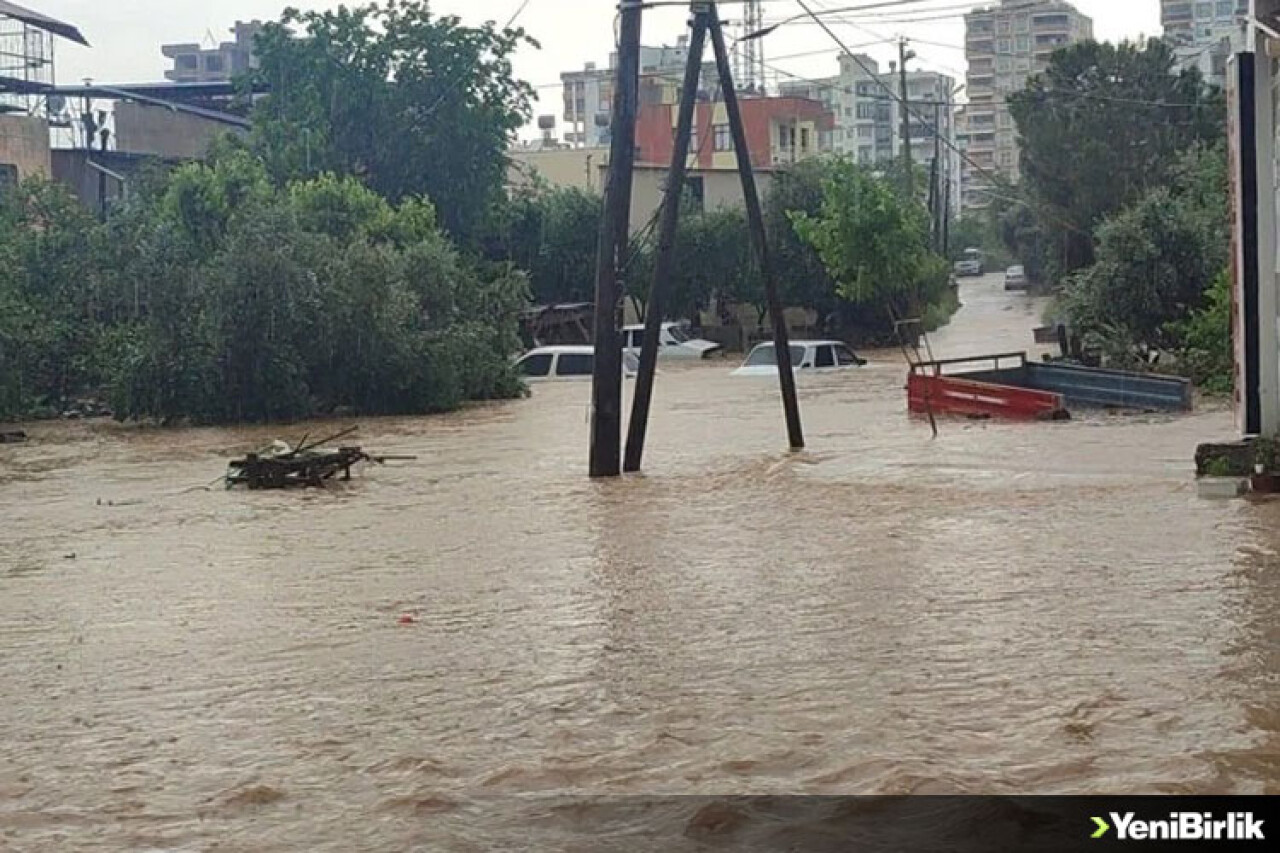 Adana'nın Kozan ilçesinde sağanak nedeniyle bazı evleri ve iş yerlerini su bastı