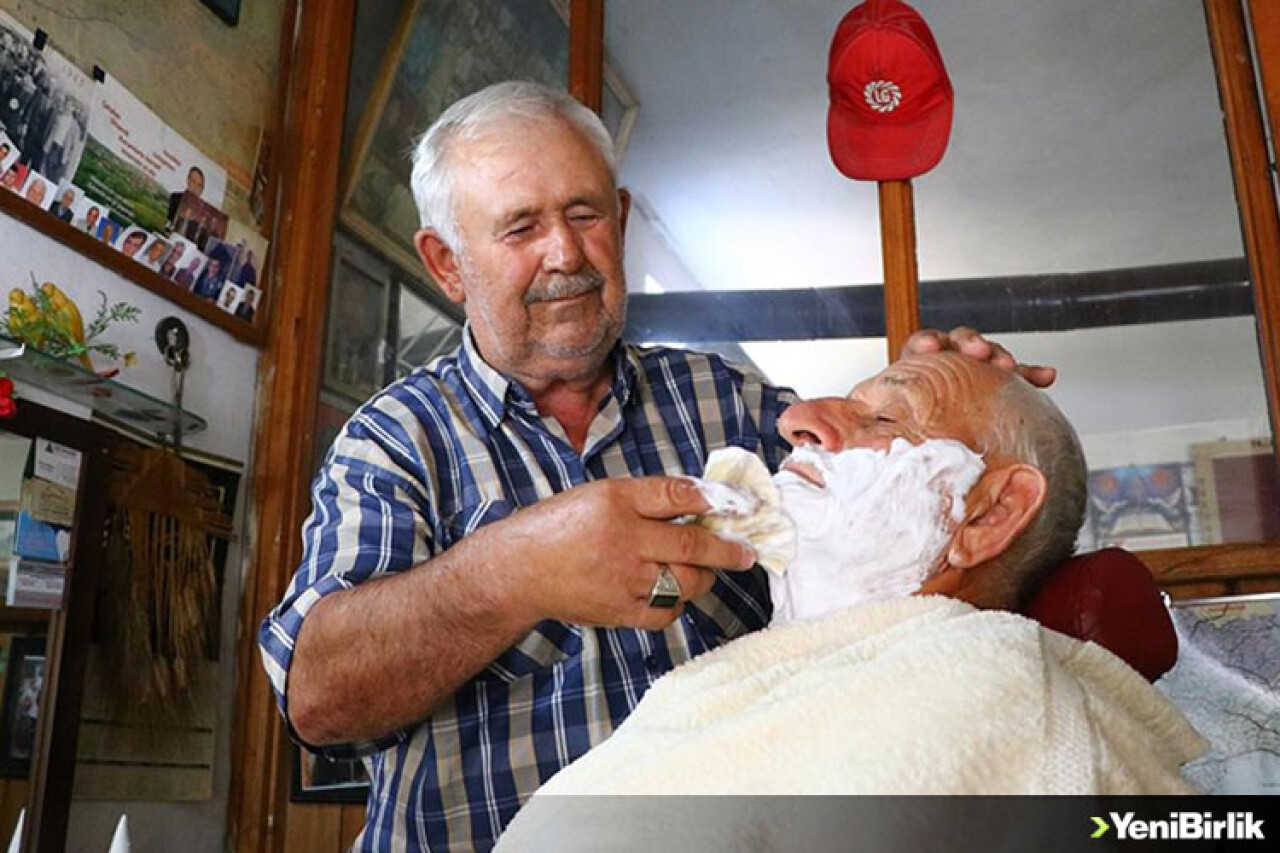 Tekirdağ'ın "Dilsiz berber"i müşterilerinin fotoğraflarını yarım asrı aşkın zamandır sergiliyor