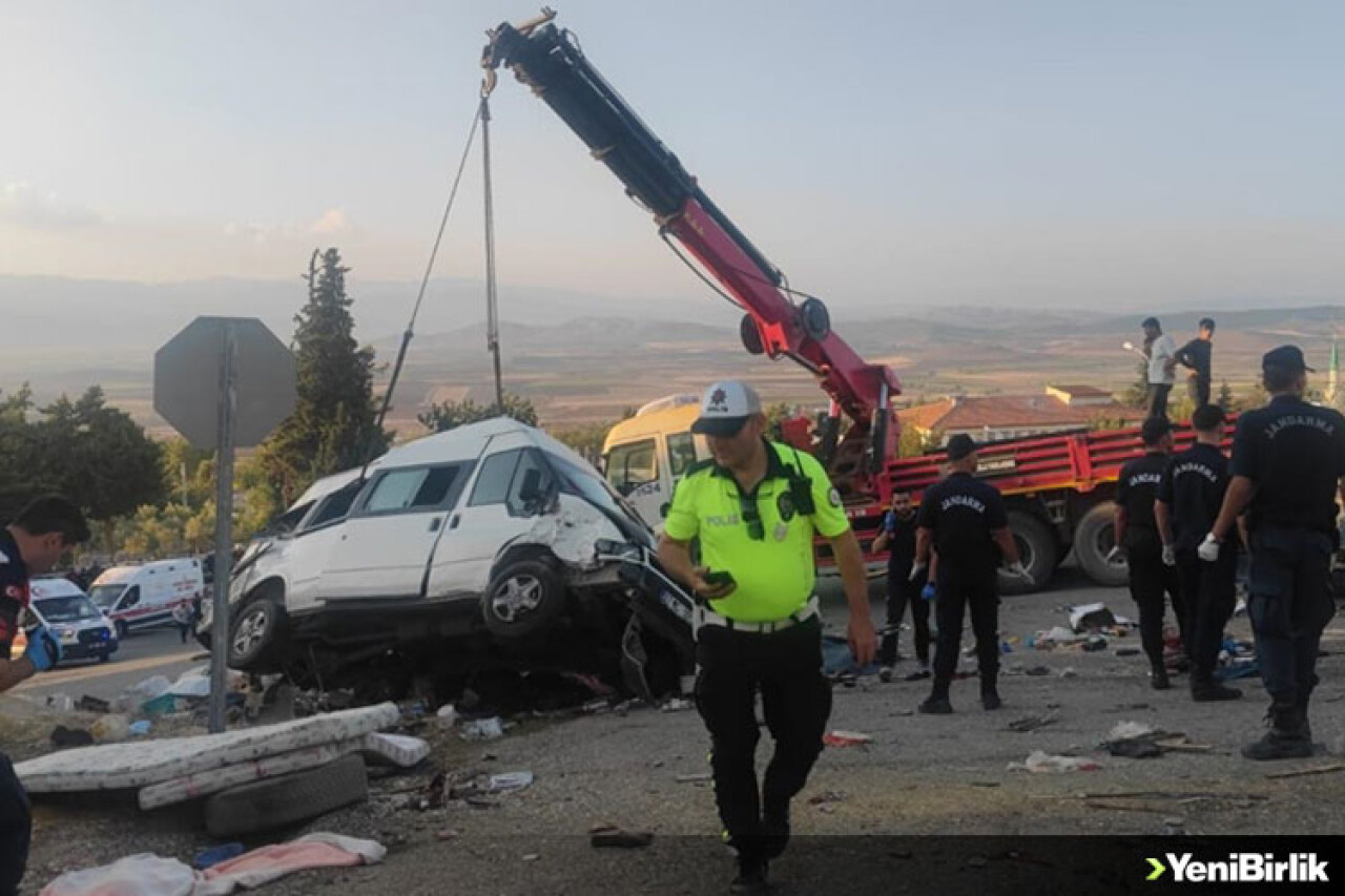 Gaziantep'te seyir halindeki kamyon trafik ışığındaki 3 araca çarptı