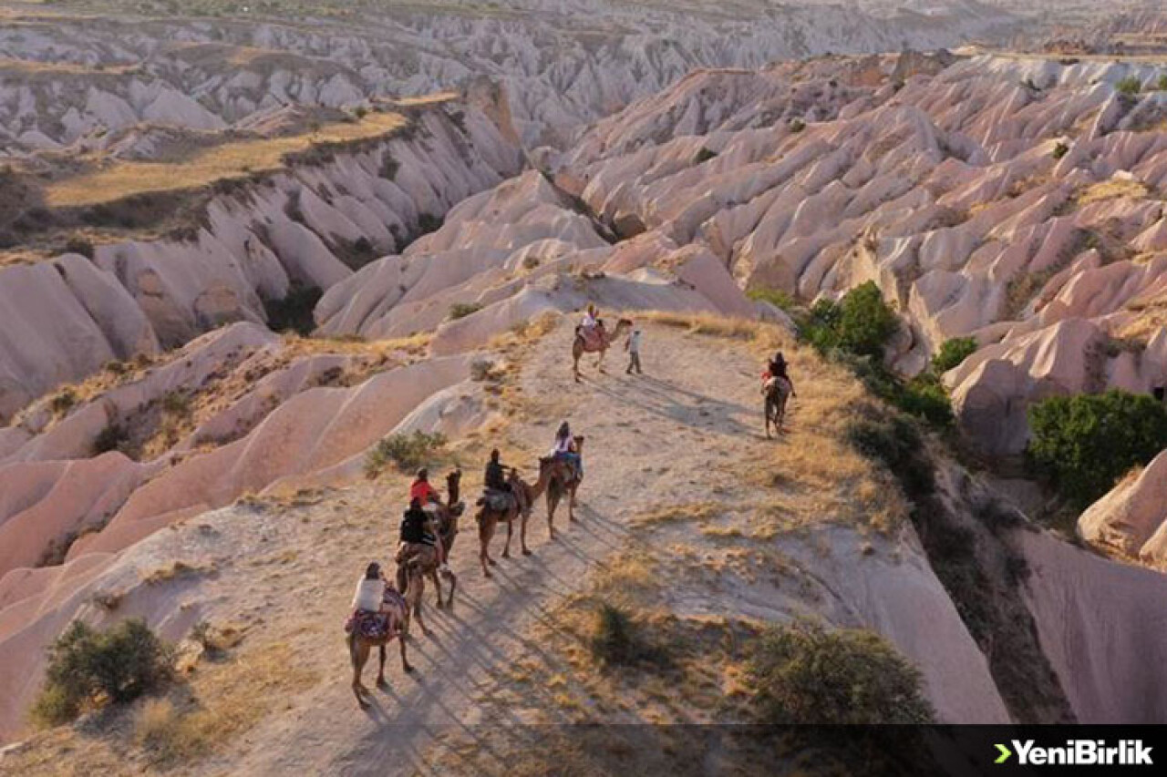 Kapadokya'nın masalsı manzarasını deve safari ile keşfediyorlar