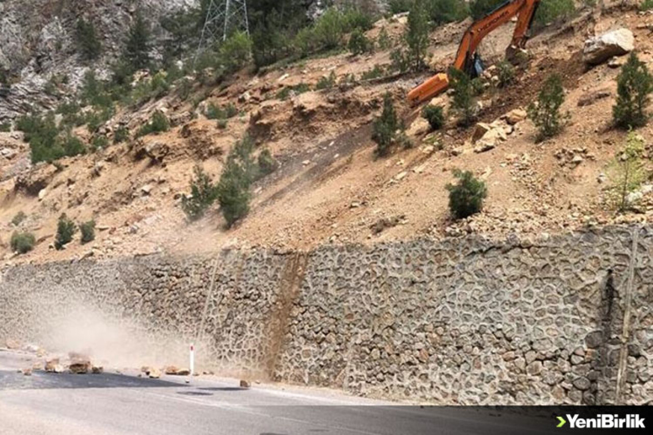 Adana'da heyelana neden olan kaya parçaları kontrollü düşürülüyor