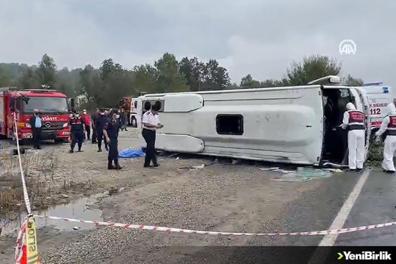 Bartın'da midibüs devrildi