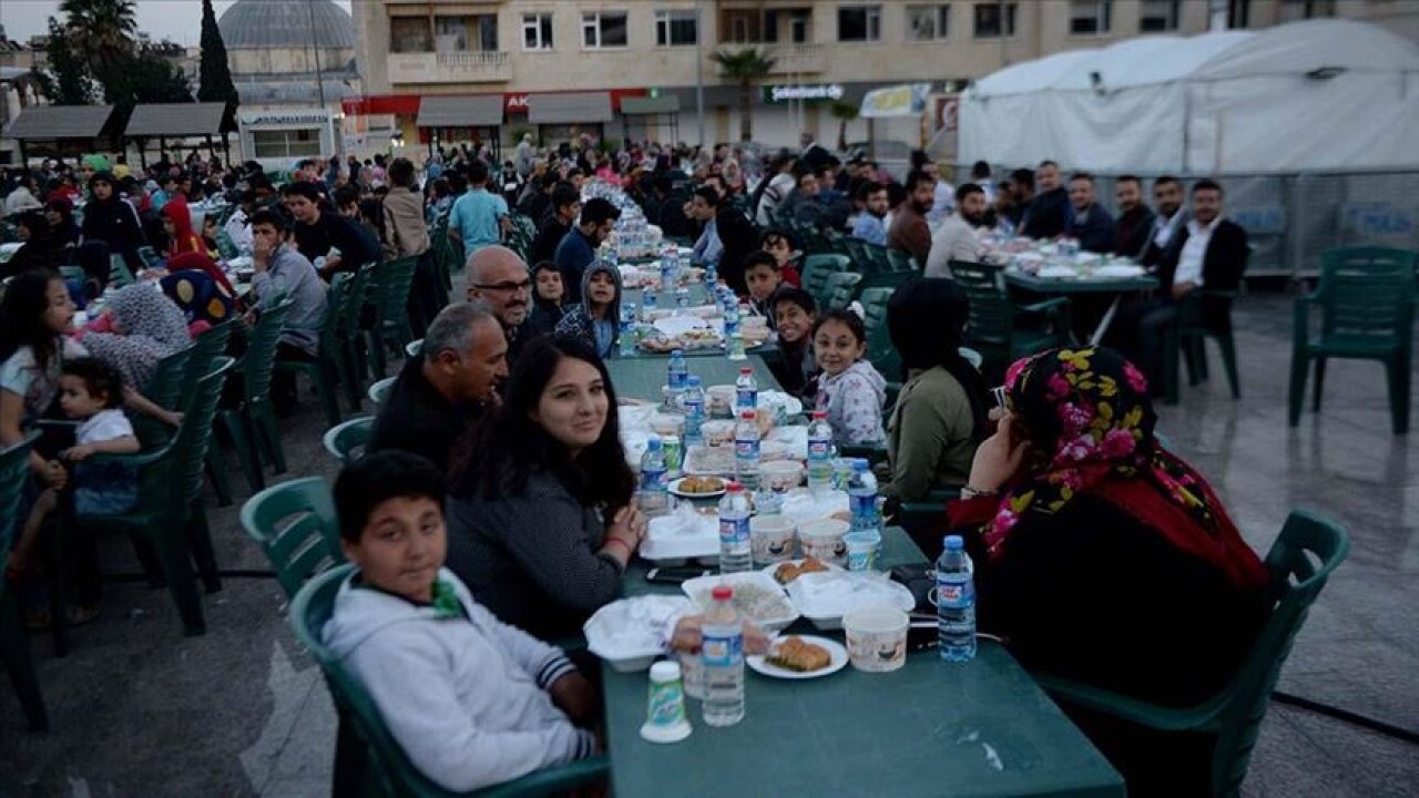 Kilis'te 5 bin 500 Türk ve Suriyeli birlikte iftar açtı