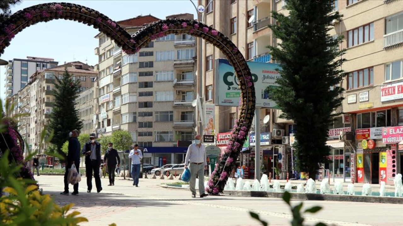 Elazığ'da dışarıda maske takma zorunluluğu getirildi