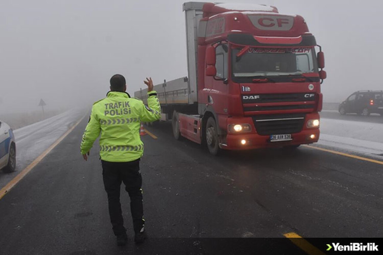 Kars'ta kar ve buzlanma nedeniyle tırlar yolda kaldı