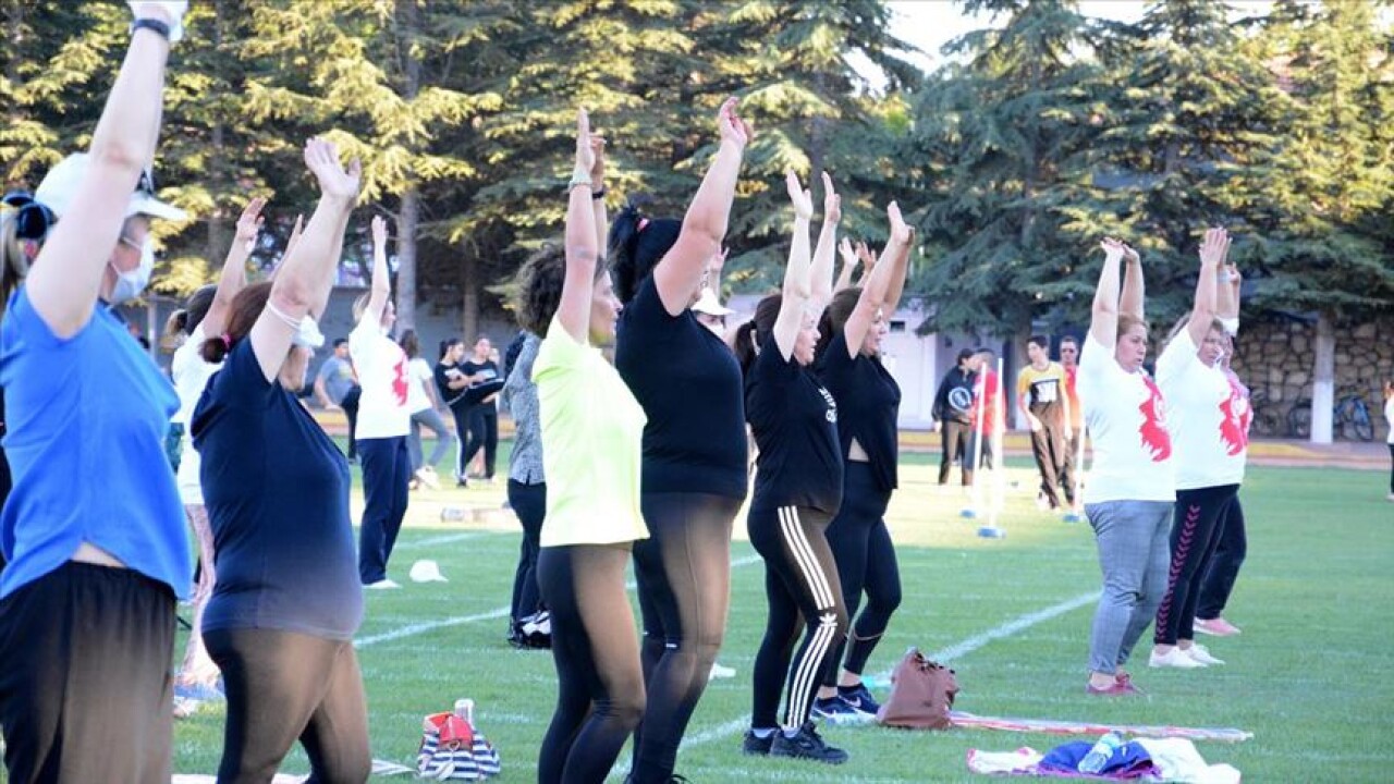 Stadyumda buluşan kadınlar Kovid-19 tedbirlerine uyarak spor yapıyor