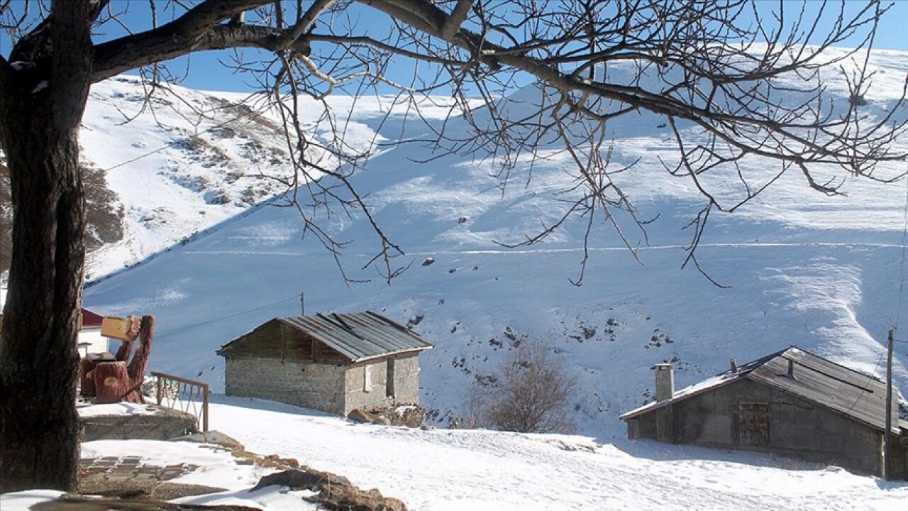 Bayburt'ta yüksek rakımlı köyler kışla sessizliğe büründü