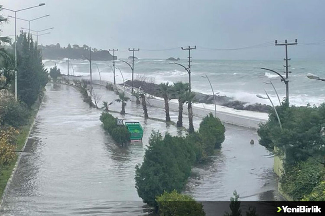 Giresun'da fırtına sonucu yükselen dalgalar zarara yol açtı