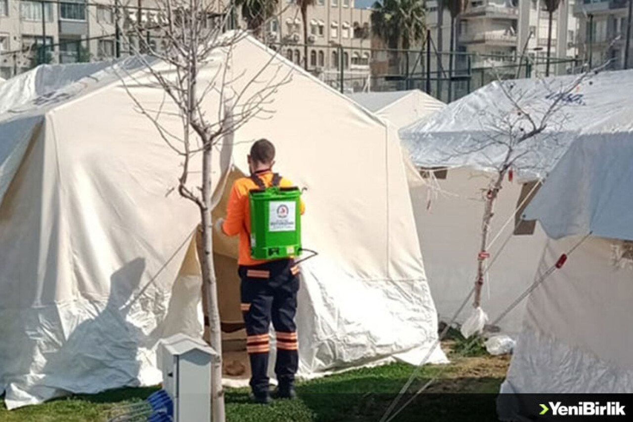 Denizli Büyükşehir Belediyesi, deprem bölgesinde temizlik çalışması yapıyor