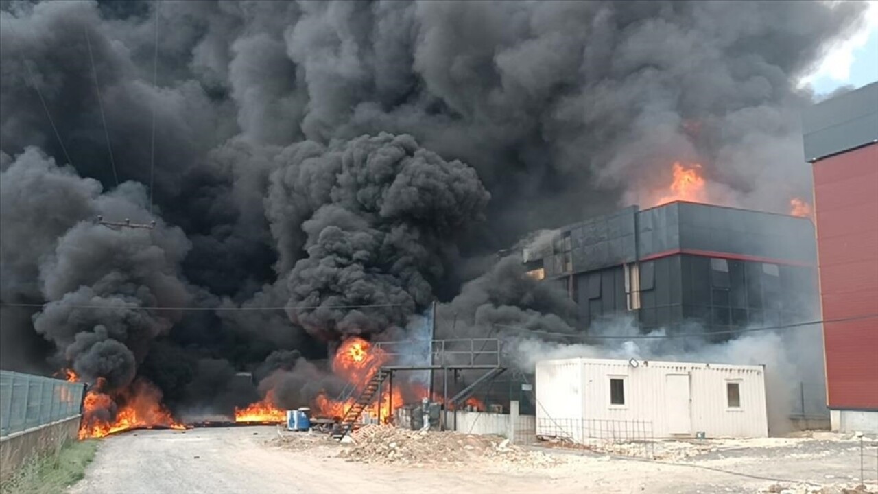 Tekirdağ'da kimya fabrikasında çıkan yangın kısmen kontrol altına alındı