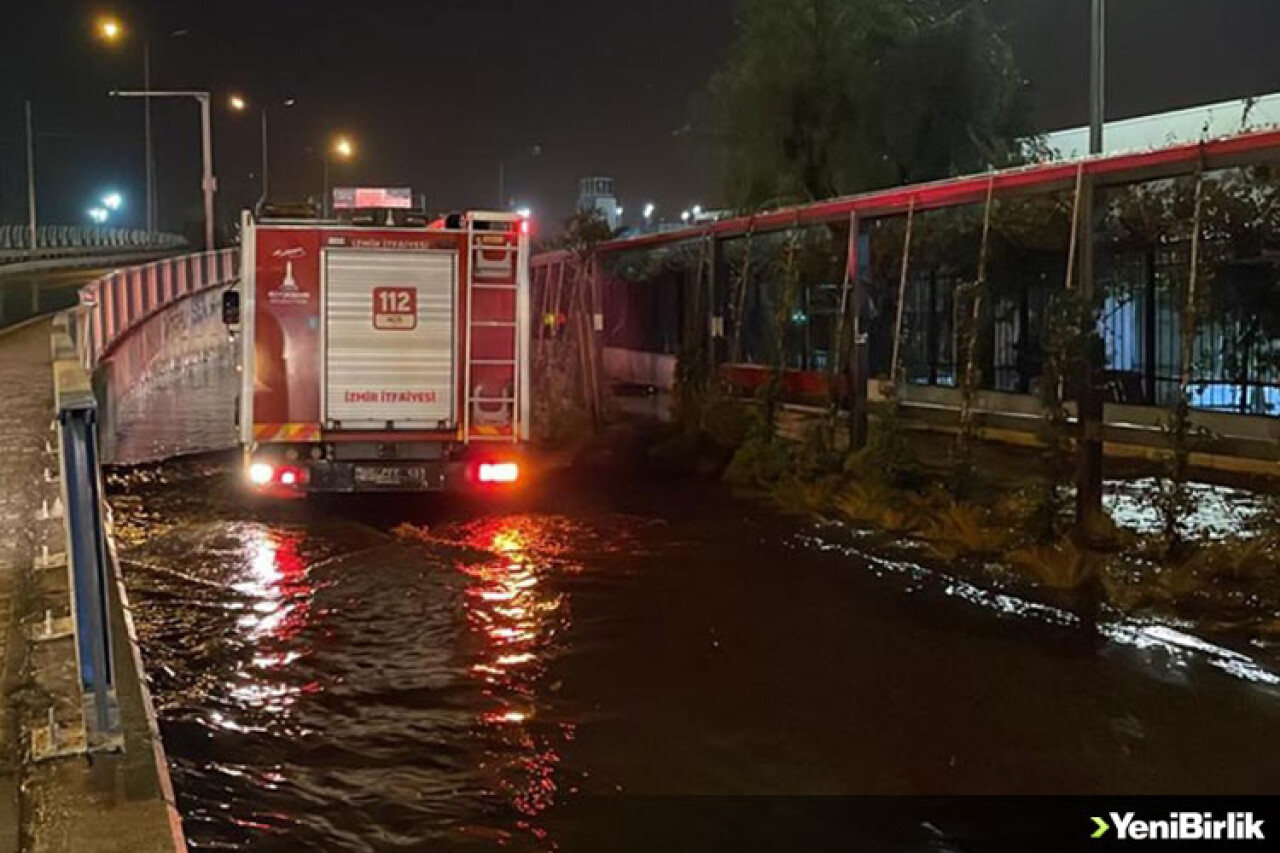 İzmir'de sağanak nedeniyle derenin taşması sonucu evleri ve iş yerlerini su bastı