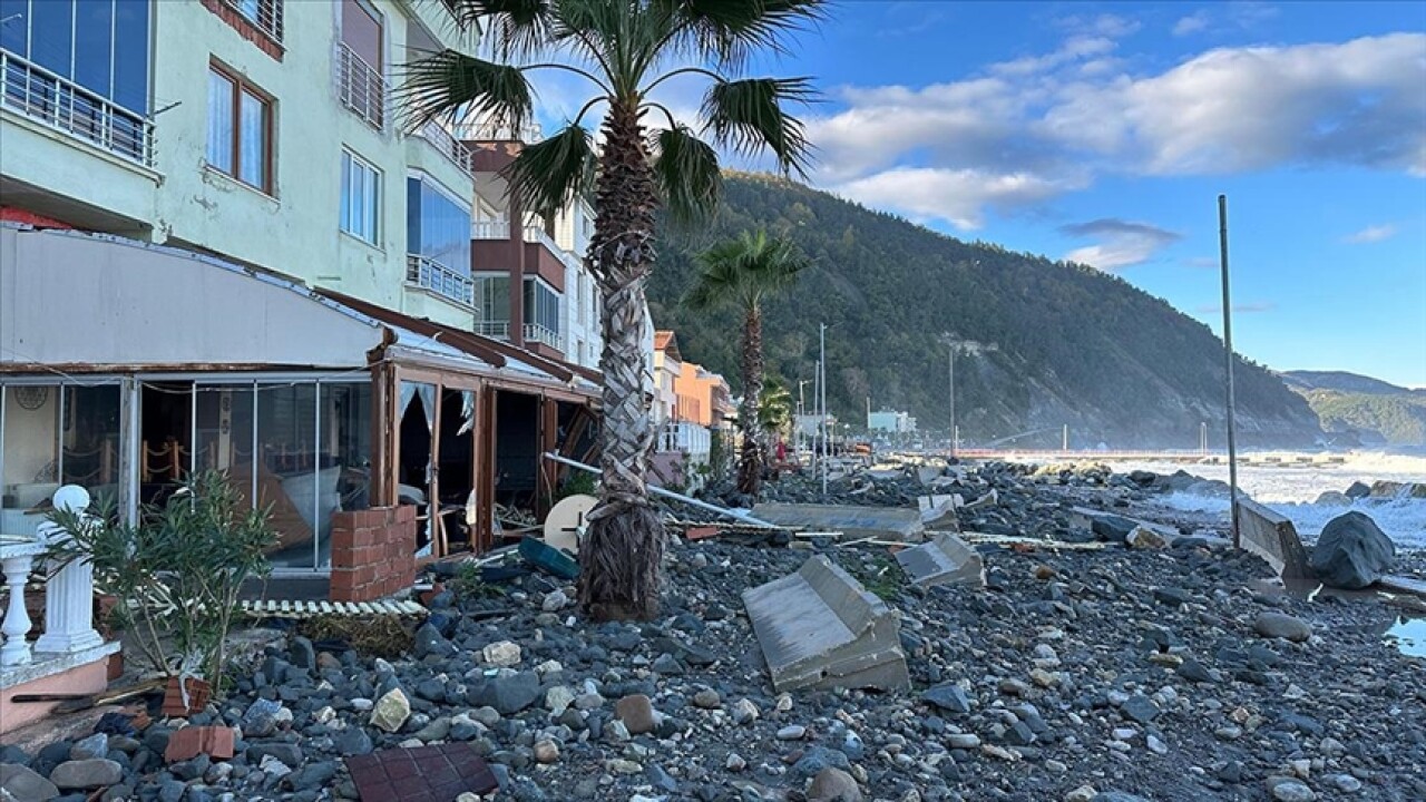 Sinop'ta denizin taşması sonucu sokaklar su altında kaldı