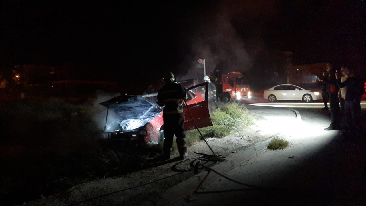 Çorum'da kaza yaptıktan sonra alev alan otomobildeki yangını itfaiye ekipleri söndürdü