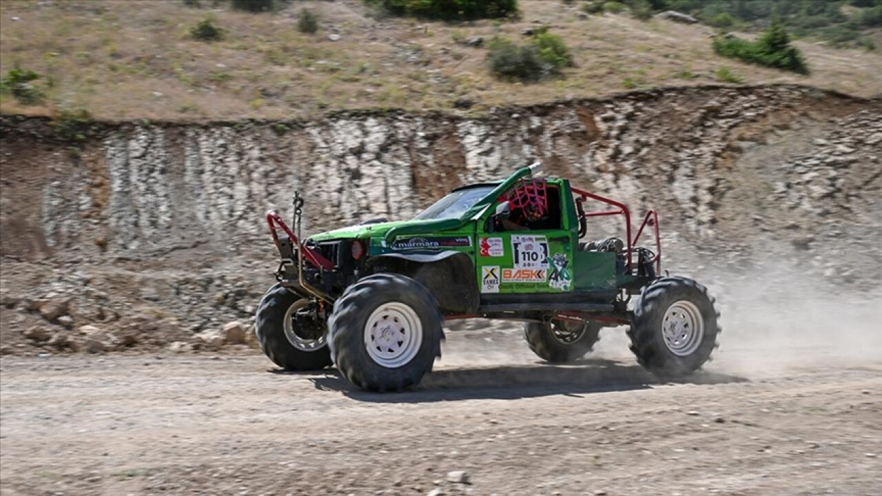 Hakkari'nin Çukurca ilçesindeki festivalde rafting ve off-road heyecanı yaşandı