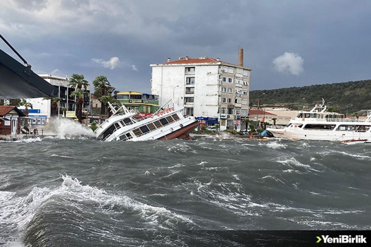 Ayvalık'ta dün etkili olan fırtına nedeniyle 80 teknenin battığı belirlendi