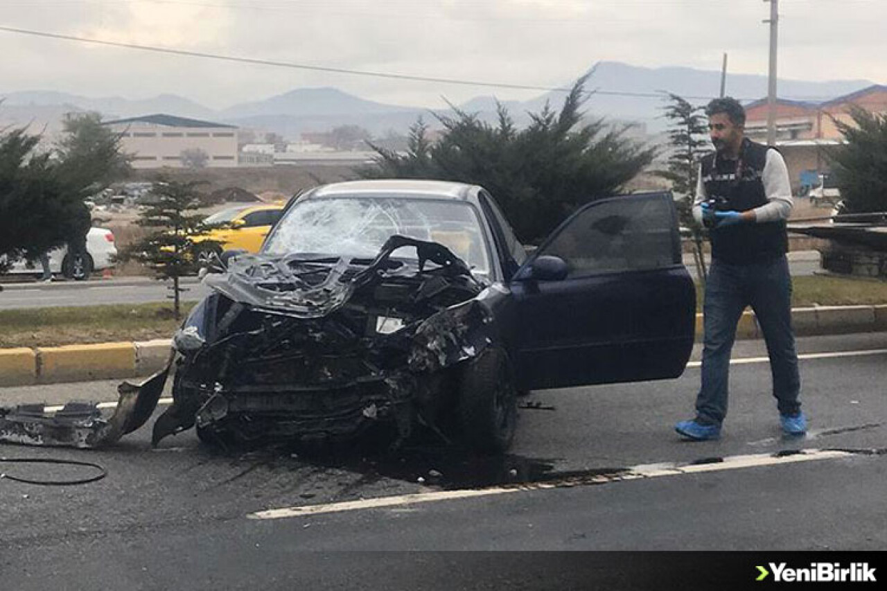 Uşak'ta durakta bekleyen yolculara otomobil çarptı: 3 ölü