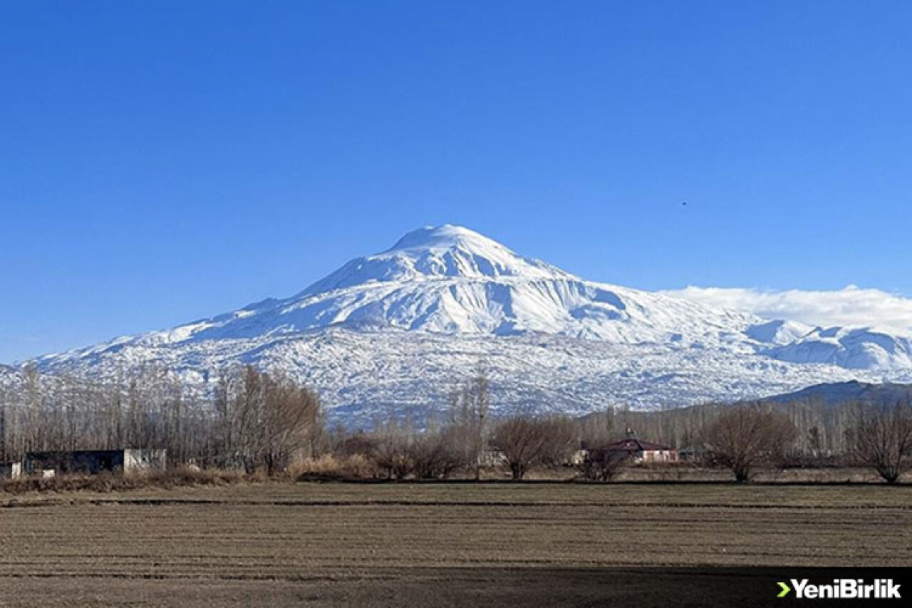 Ağrı Dağı'na 2,5 ay sonra kar yağdı