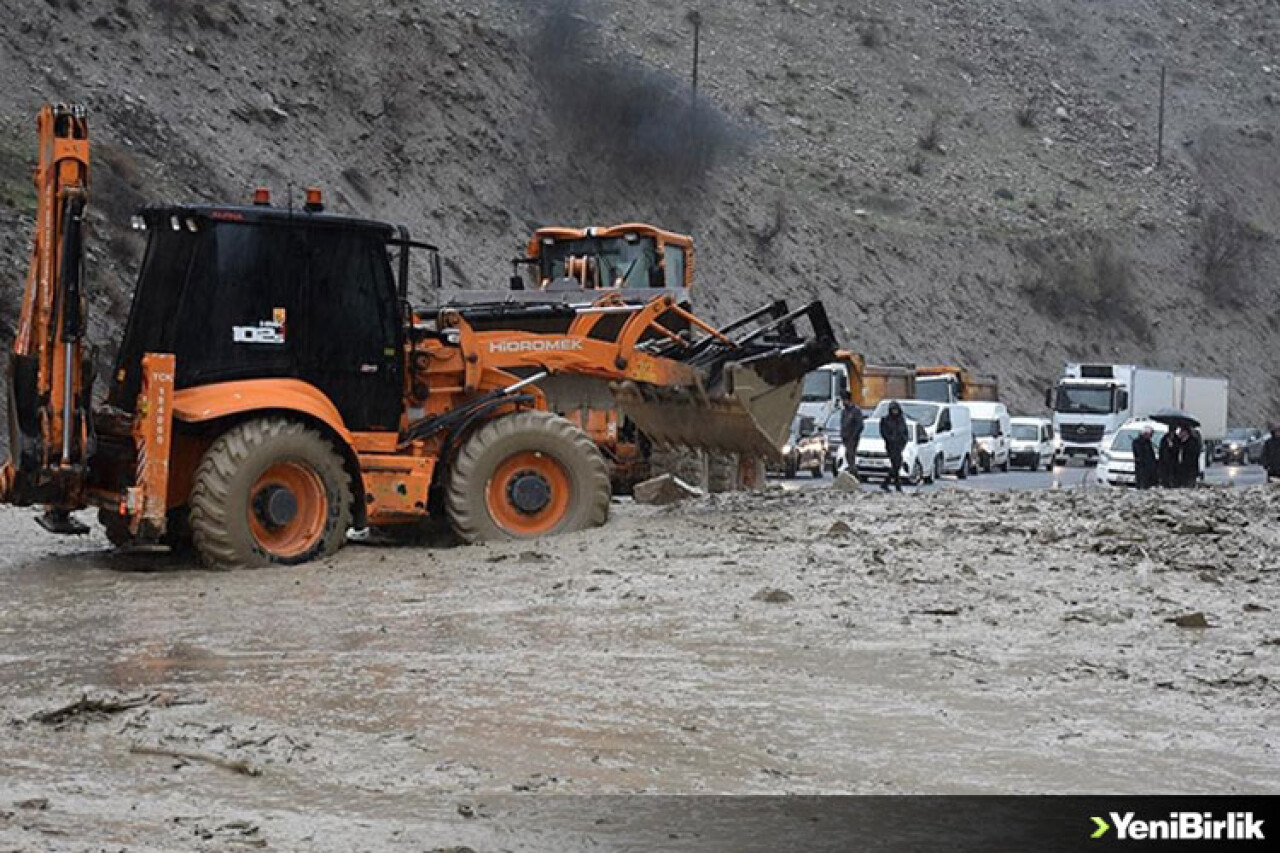 Hakkari-Van kara yolu heyelan ve toprak kaymaları nedeniyle kapandı