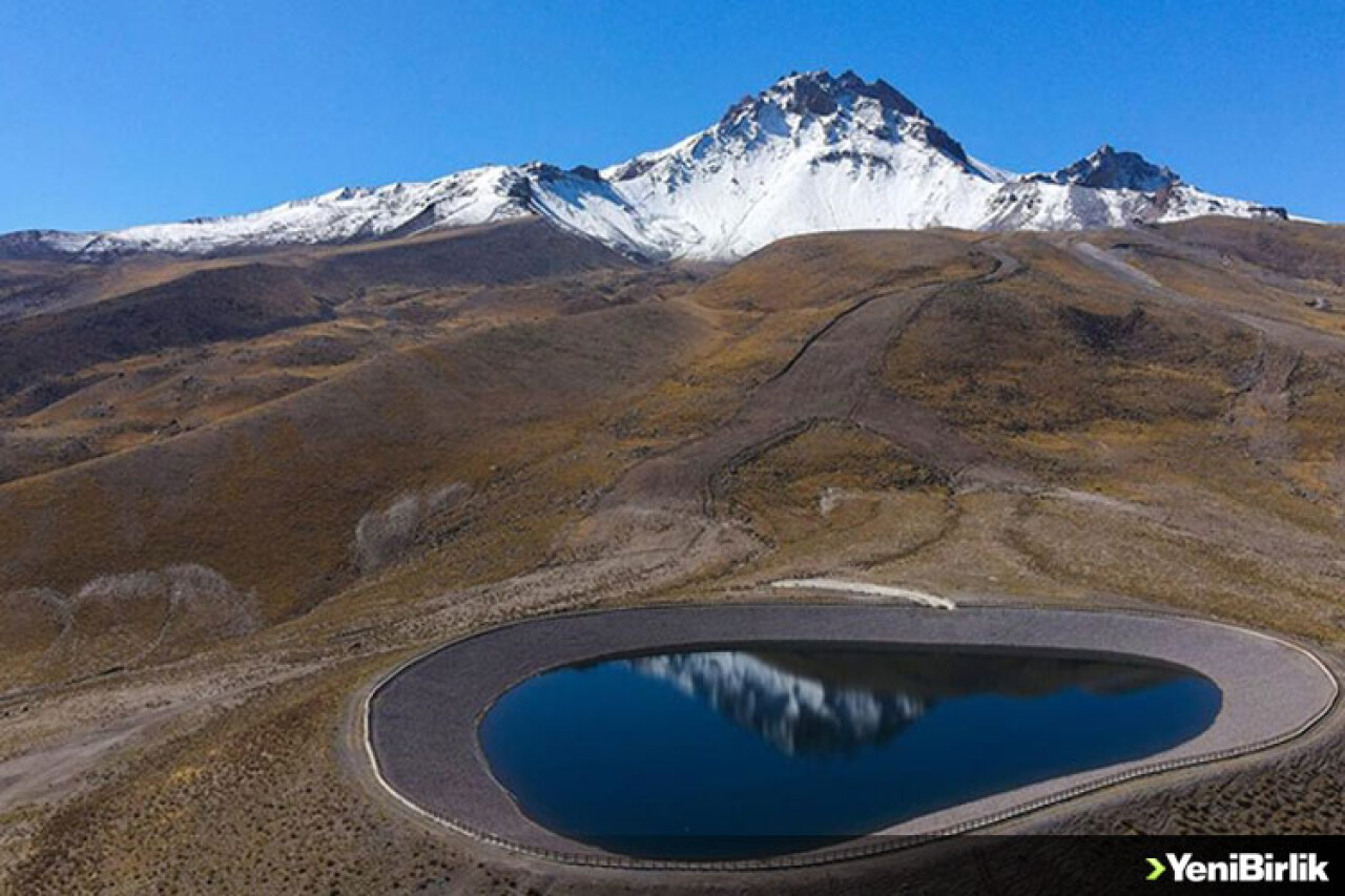 Erciyes'te yazın eriyen kar suni üretimle kışın pistlere geri dönüyor