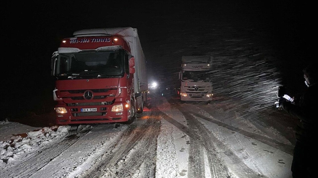 Ardahan'da kar ve tipi nedeniyle tırlar yolda kaldı