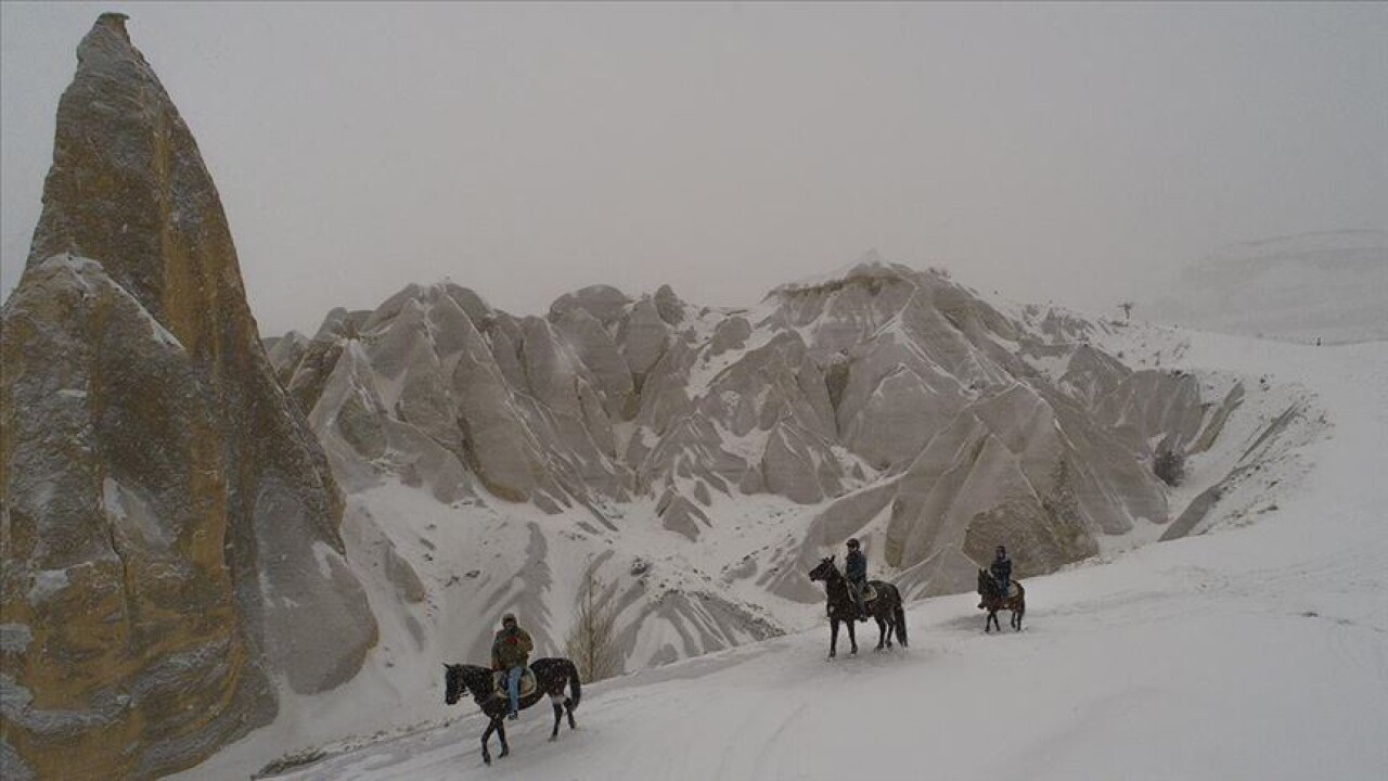 Turistler karla kaplı Kapadokya'yı at sırtında ve arazi araçlarıyla keşfediyor