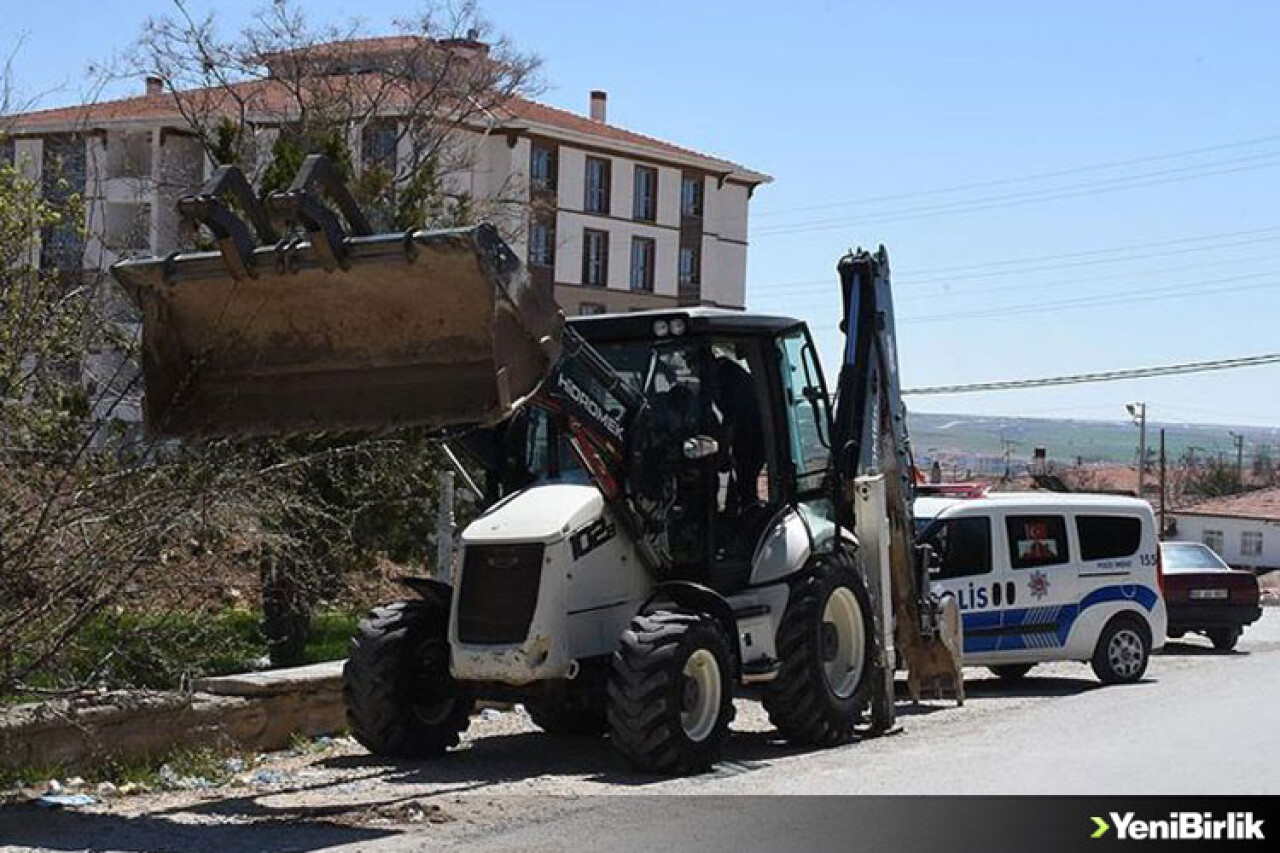 Kırşehir'den çaldıkları kepçeyi İstanbul'da yurt dışına satmaya çalışan 2 zanlı tutuklandı