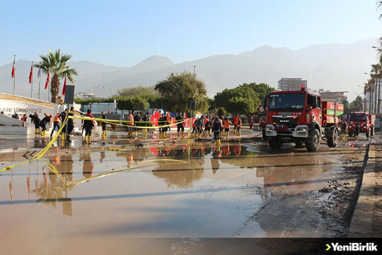 İskenderun'da denizin taşması sonucu su basan yerlerde temizlik çalışması sürüyor