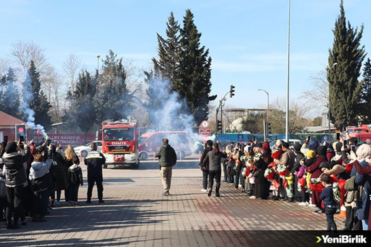 Deprem bölgelerinde 82 kişiye umut olan Kocaelili itfaiyeciler, çiçeklerle karşılandı