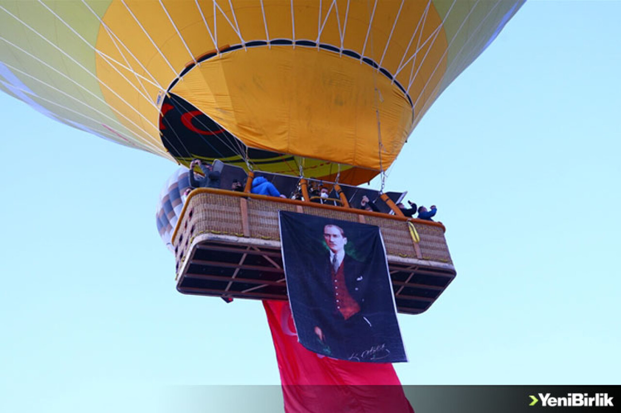 Kapadokya'da balonlar Türk bayrakları ve Atatürk posteri ile uçtu