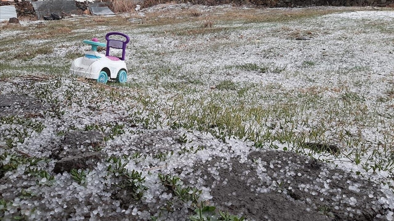 Ardahan'da sağanak ve dolu etkili oldu