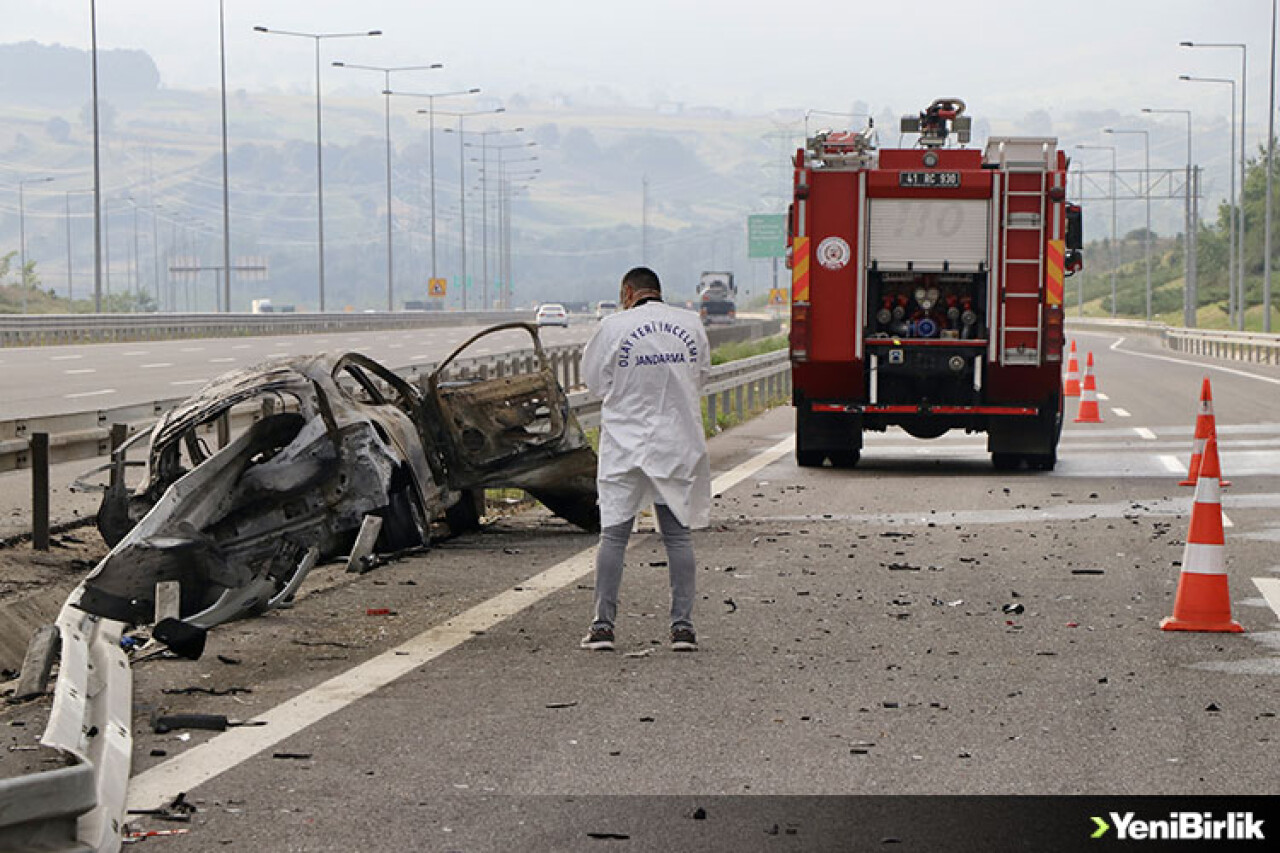 Kocaeli'de bariyere saplanan otomobildeki 2 kişi öldü, 1 kişi yaralandı