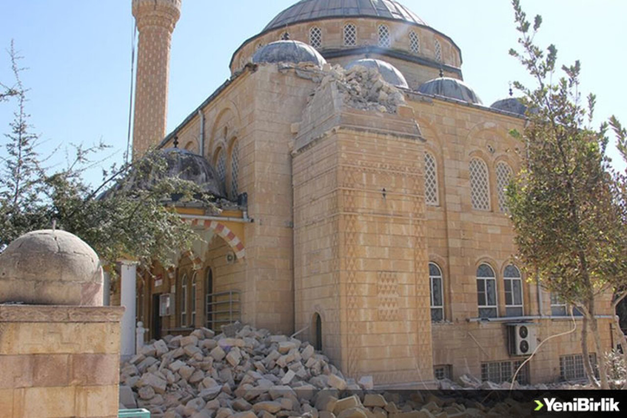 Kilis'te depremde hasar gören minarelerin yıkım işlemleri sürüyor