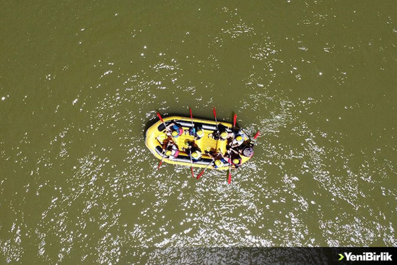 Sıcaktan bunalanlar Karasu Nehri'nde rafting yaparak serinliyor