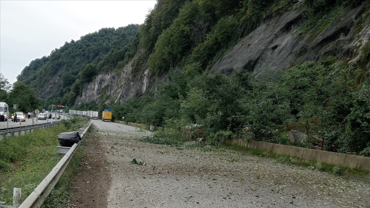 Artvin'de kara yolundaki heyelan anı güvenlik kamerasına yansıdı