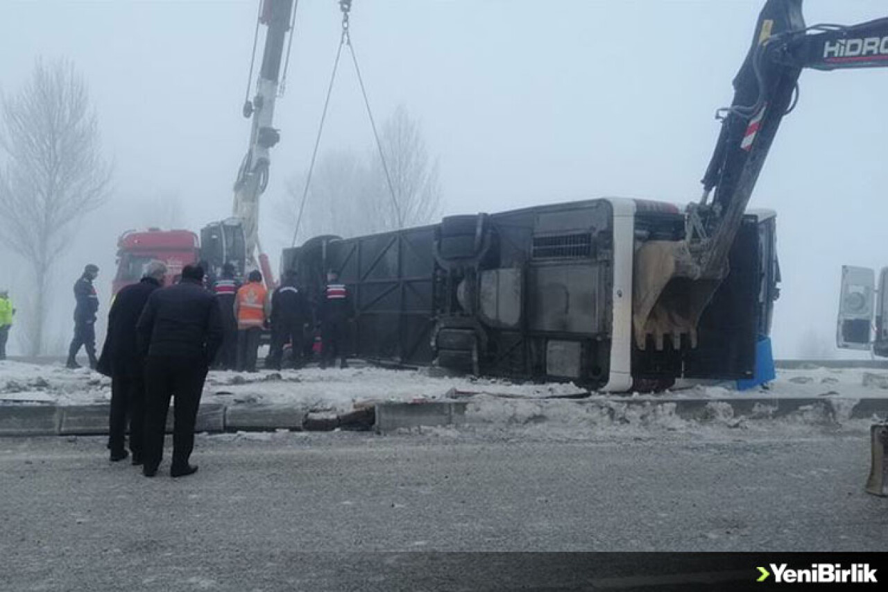 Isparta'da yolcu otobüsü devrildi