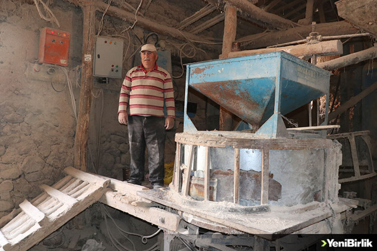 Yozgatlı değirmenci babasından kalan ekmek teknesinde geleneksel yöntemle un öğütüyor