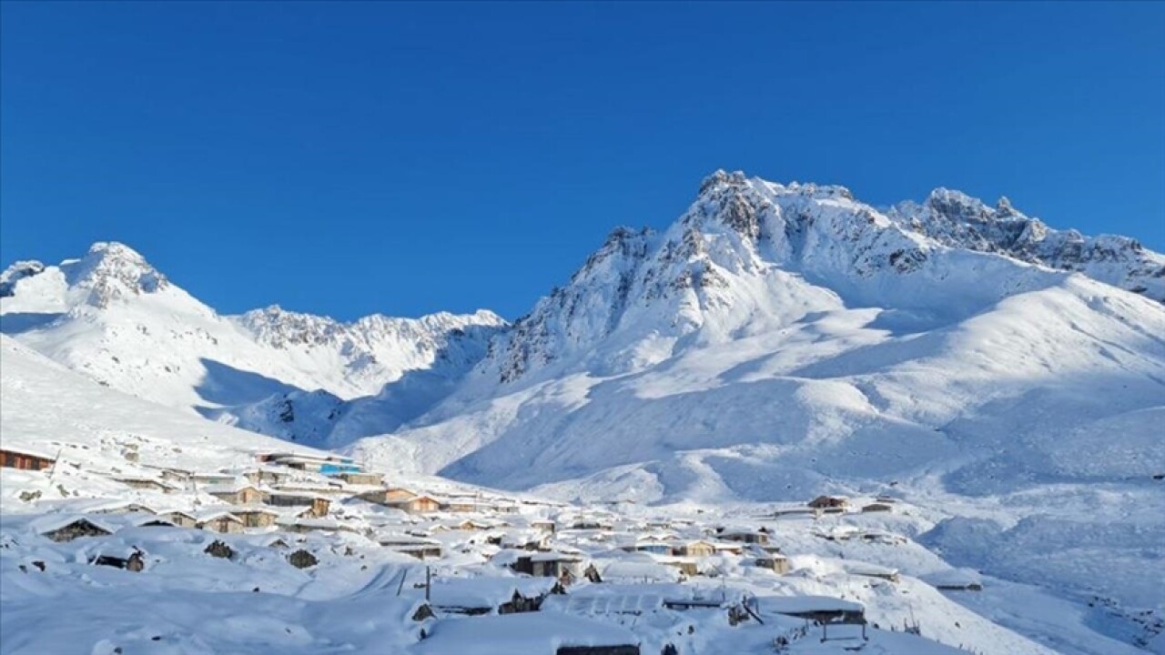 Rize'nin yüksek kesimlerine kar yağdı